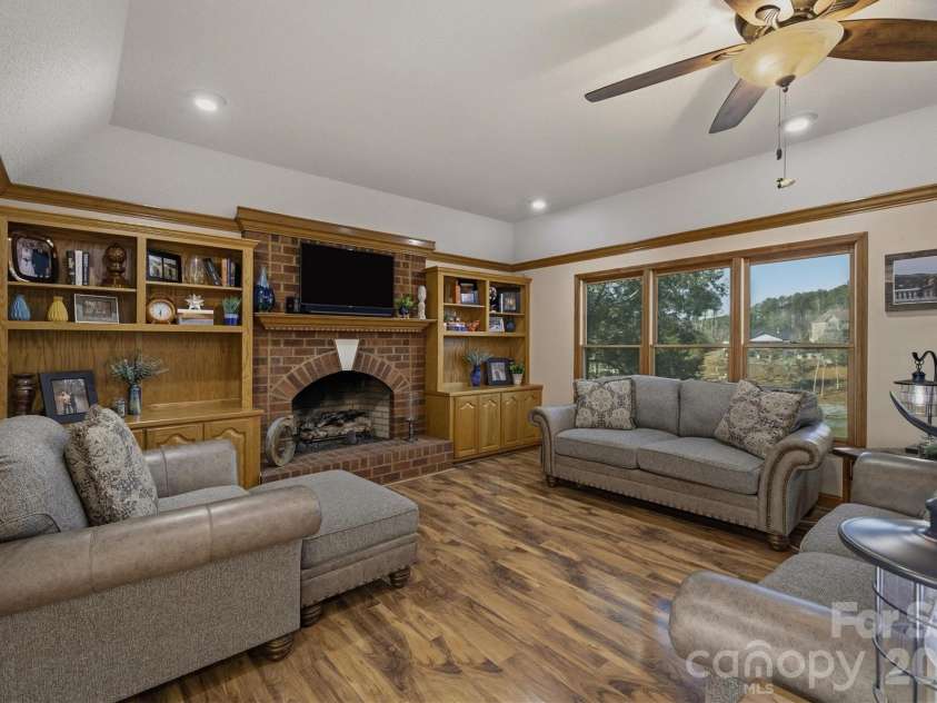 46 Mariners Point Lane, Hickory, NC 28601.  MLS# CAR4335253, YatesRealty ID 16297. 