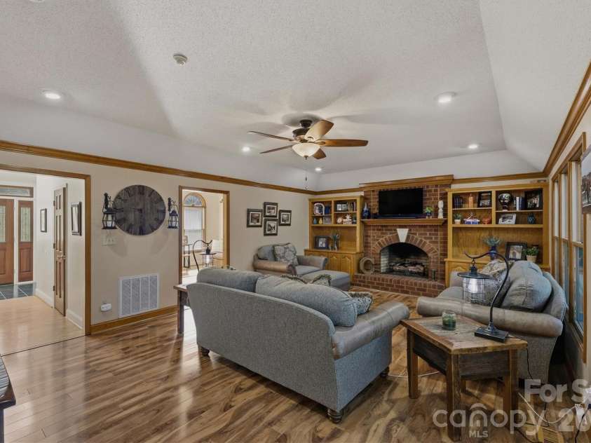 46 Mariners Point Lane, Hickory, NC 28601.  MLS# CAR4335253, YatesRealty ID 16297. 
