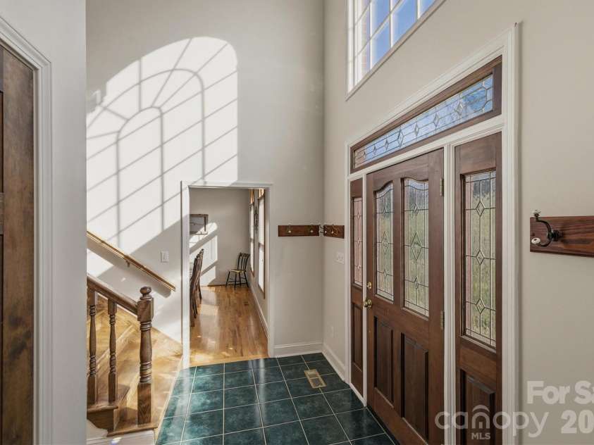 46 Mariners Point Lane, Hickory, NC 28601.  MLS# CAR4335253, YatesRealty ID 16297. 
