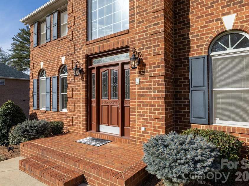 46 Mariners Point Lane, Hickory, NC 28601.  MLS# CAR4335253, YatesRealty ID 16297. 