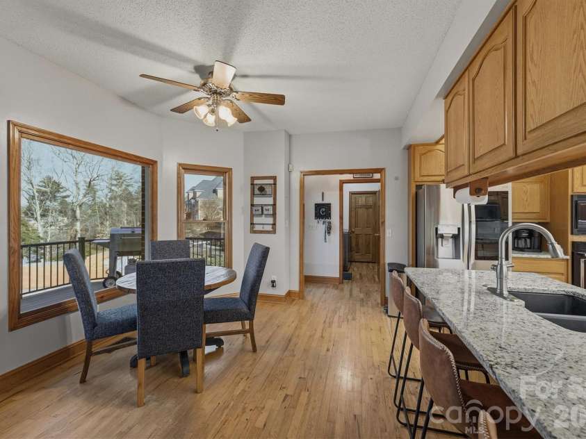 46 Mariners Point Lane, Hickory, NC 28601.  MLS# CAR4335253, YatesRealty ID 16297. 