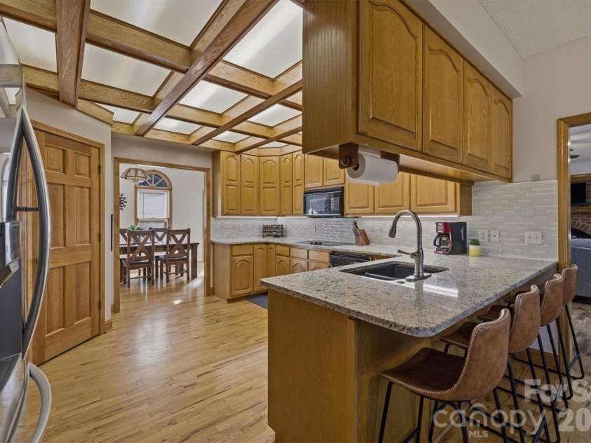 46 Mariners Point Lane, Hickory, NC 28601.  MLS# CAR4335253, YatesRealty ID 16297. 