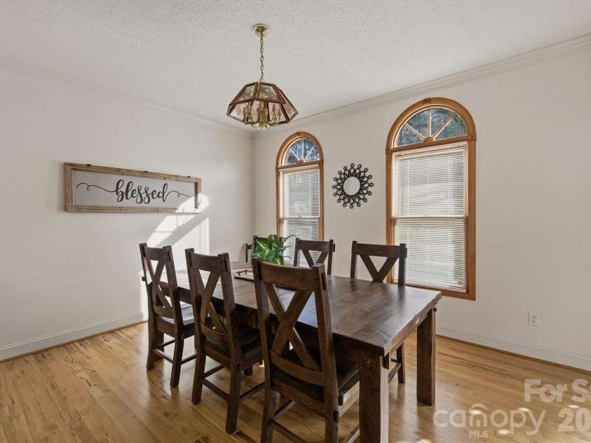 46 Mariners Point Lane, Hickory, NC 28601.  MLS# CAR4335253, YatesRealty ID 16297. 
