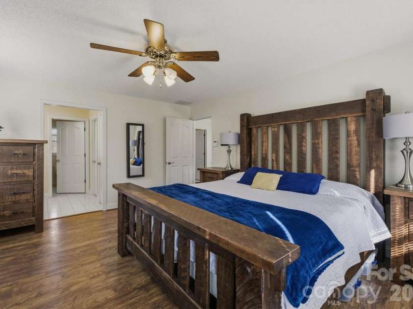 46 Mariners Point Lane, Hickory, NC 28601.  MLS# CAR4335253, YatesRealty ID 16297. 