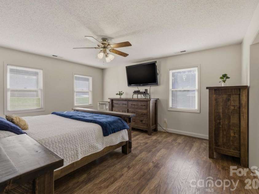 46 Mariners Point Lane, Hickory, NC 28601.  MLS# CAR4335253, YatesRealty ID 16297. 