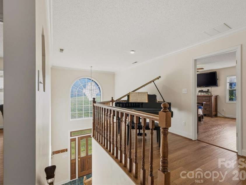 46 Mariners Point Lane, Hickory, NC 28601.  MLS# CAR4335253, YatesRealty ID 16297. 