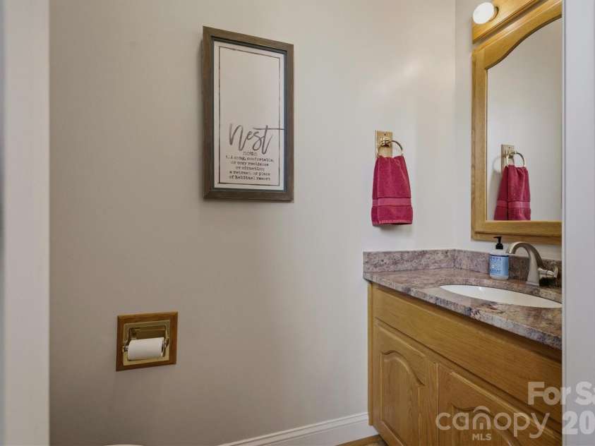 46 Mariners Point Lane, Hickory, NC 28601.  MLS# CAR4335253, YatesRealty ID 16297. 