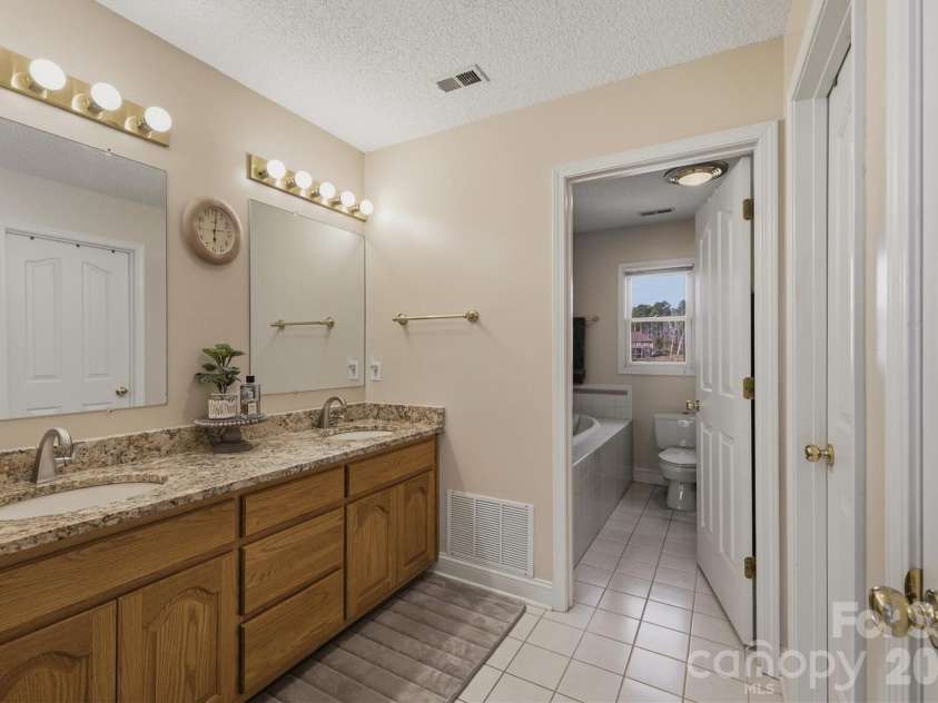 46 Mariners Point Lane, Hickory, NC 28601.  MLS# CAR4335253, YatesRealty ID 16297. 