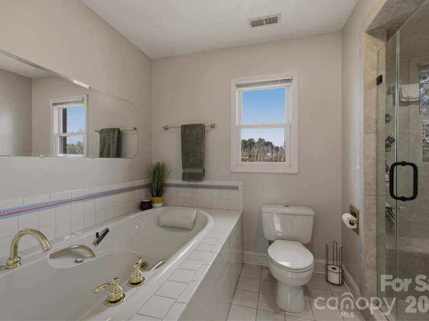46 Mariners Point Lane, Hickory, NC 28601.  MLS# CAR4335253, YatesRealty ID 16297. 
