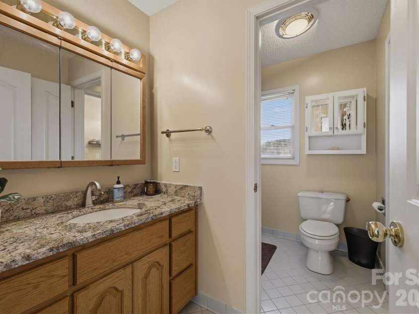 46 Mariners Point Lane, Hickory, NC 28601.  MLS# CAR4335253, YatesRealty ID 16297. 