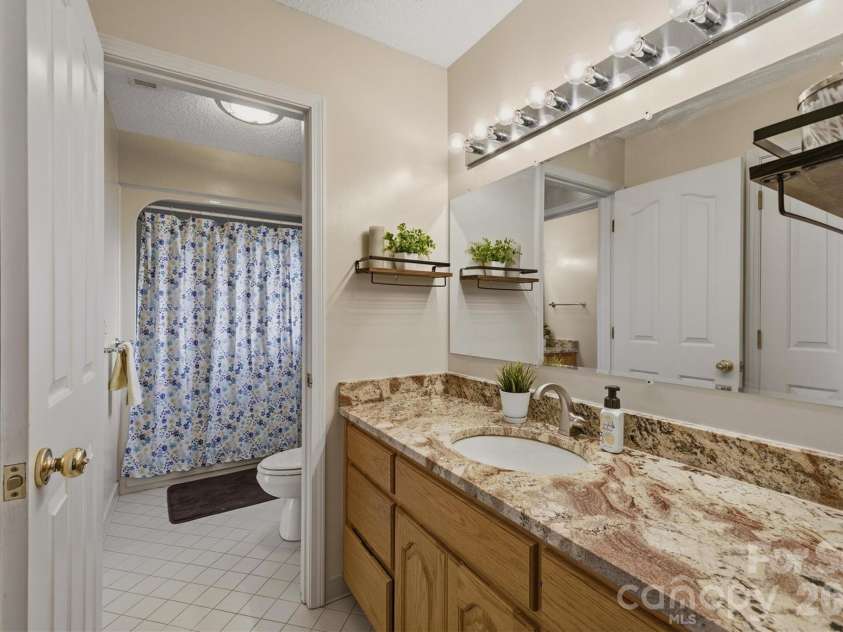 46 Mariners Point Lane, Hickory, NC 28601.  MLS# CAR4335253, YatesRealty ID 16297. 