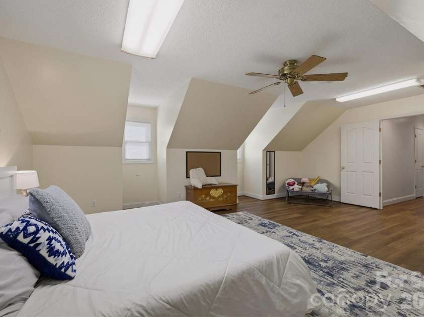 46 Mariners Point Lane, Hickory, NC 28601.  MLS# CAR4335253, YatesRealty ID 16297. 