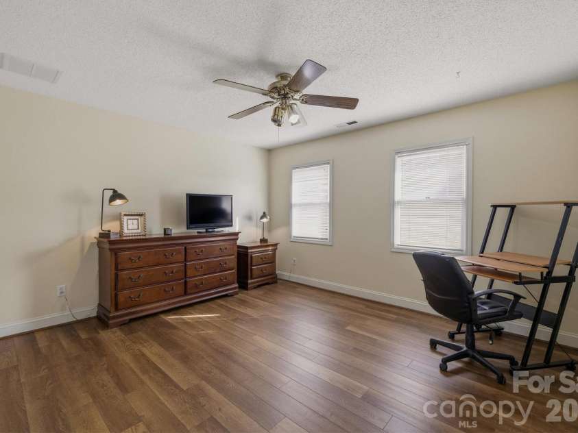 46 Mariners Point Lane, Hickory, NC 28601.  MLS# CAR4335253, YatesRealty ID 16297. 