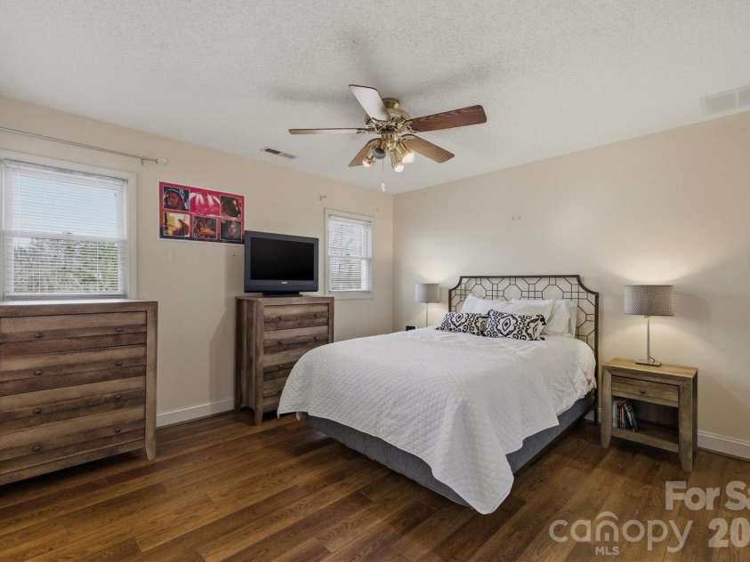 46 Mariners Point Lane, Hickory, NC 28601.  MLS# CAR4335253, YatesRealty ID 16297. 