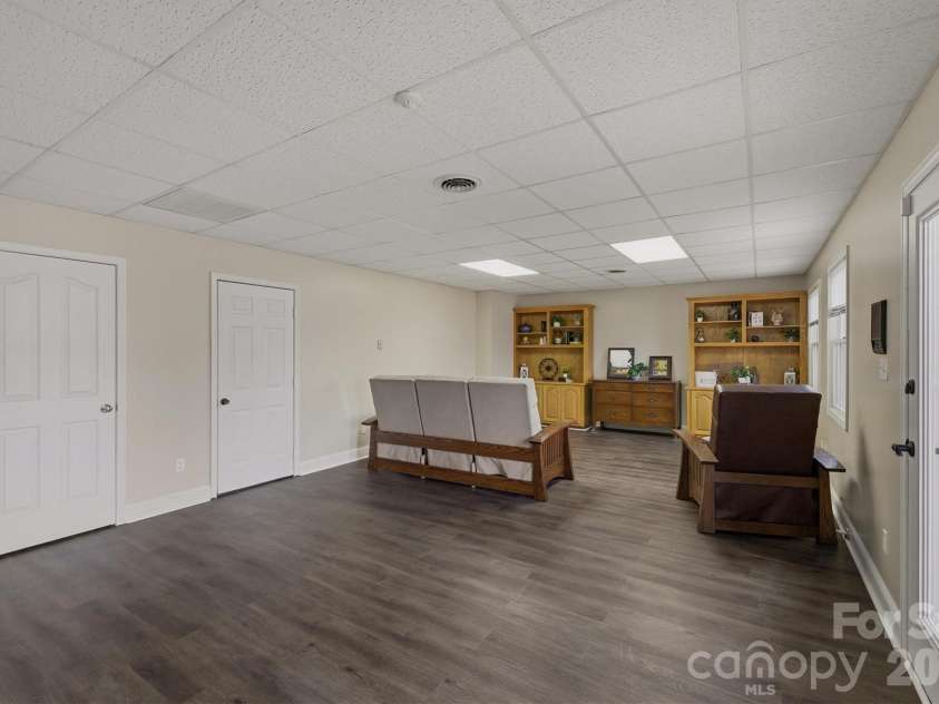 46 Mariners Point Lane, Hickory, NC 28601.  MLS# CAR4335253, YatesRealty ID 16297. 