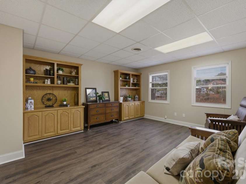 46 Mariners Point Lane, Hickory, NC 28601.  MLS# CAR4335253, YatesRealty ID 16297. 