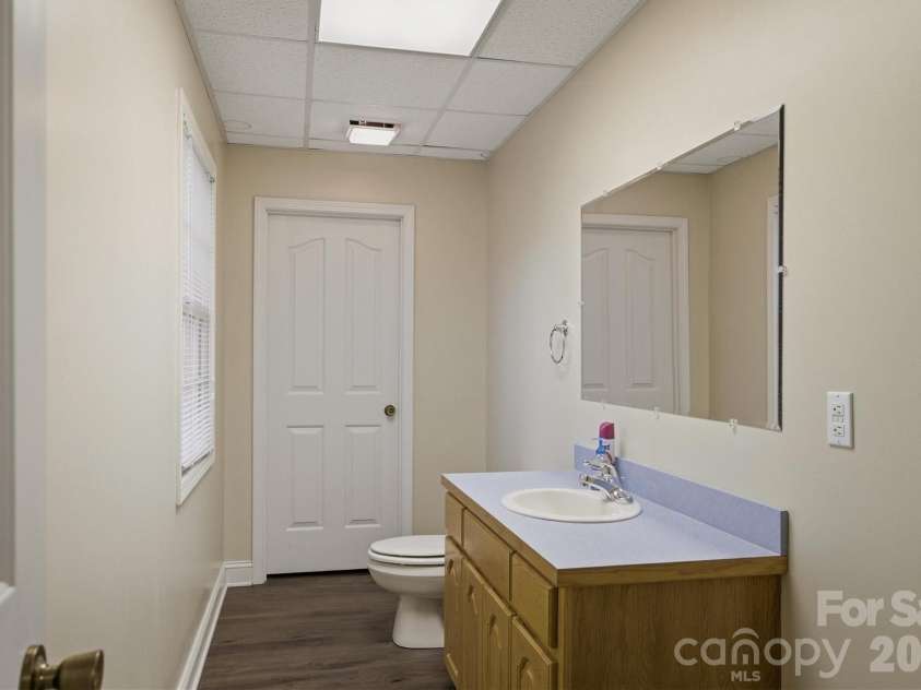 46 Mariners Point Lane, Hickory, NC 28601.  MLS# CAR4335253, YatesRealty ID 16297. 