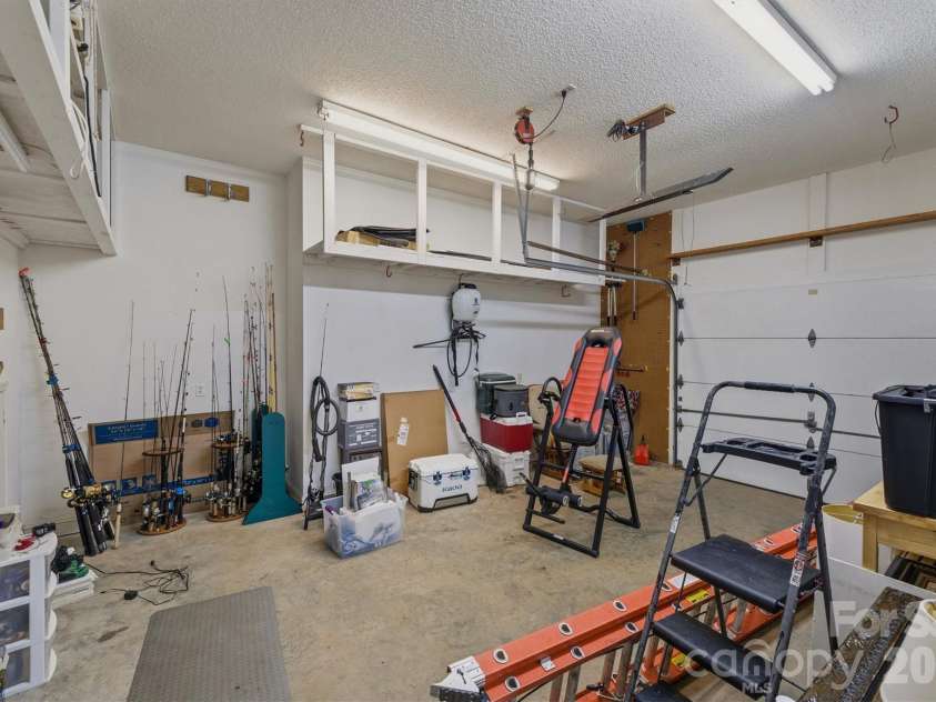 46 Mariners Point Lane, Hickory, NC 28601.  MLS# CAR4335253, YatesRealty ID 16297. 