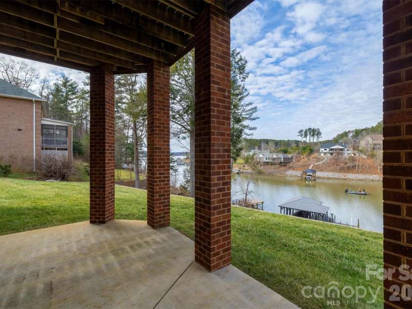46 Mariners Point Lane, Hickory, NC 28601.  MLS# CAR4335253, YatesRealty ID 16297. 