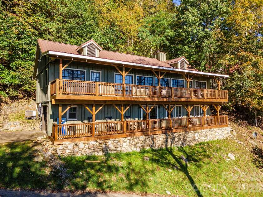 322 Goldenleaf Road, Mars Hill, NC 28754.  MLS# CAR4317363, YatesRealty ID 16298. Pull up, take a deep breath, and smile — you’ve arrived somewhere special. From its inviting exterior to its cozy interior, this home is ready to be your next happy place.
