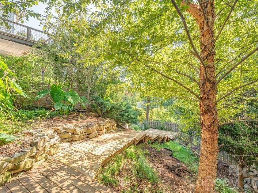 60 Sunrise Drive, Asheville, NC 28806.  MLS# CAR4300422, YatesRealty ID 16300. 