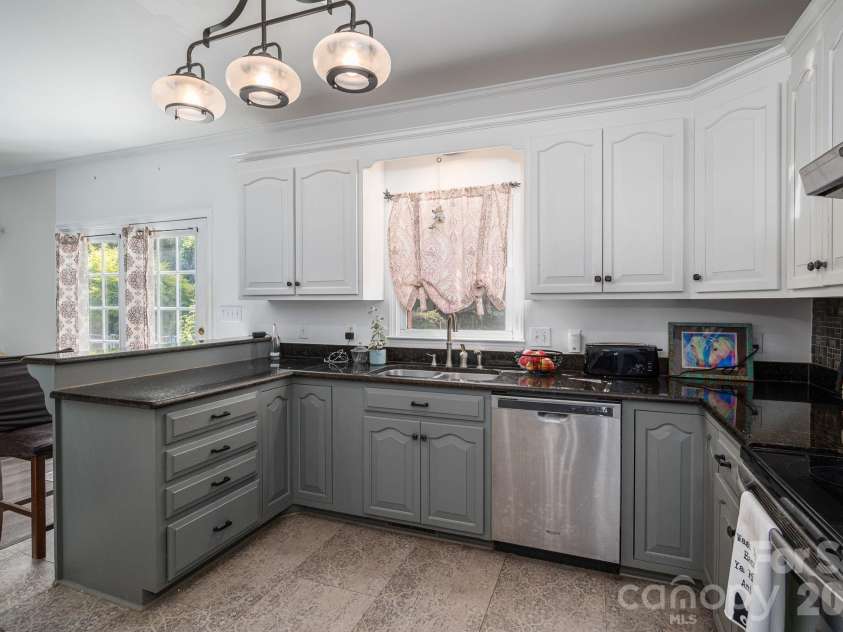 109 Nemans Cove, Cherryville, NC 28021.  MLS# CAR4392362, YatesRealty ID 16301. 