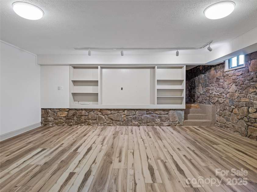 2 Fairway Road, Asheville, NC 28804.  MLS# CAR4263092, YatesRealty ID 16301. 