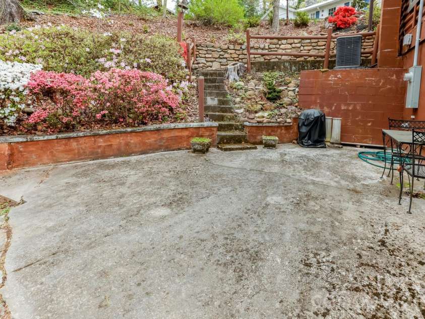 118 Rock Point Road, Lake Lure, NC 28746.  MLS# CAR4365667, YatesRealty ID 16303. 