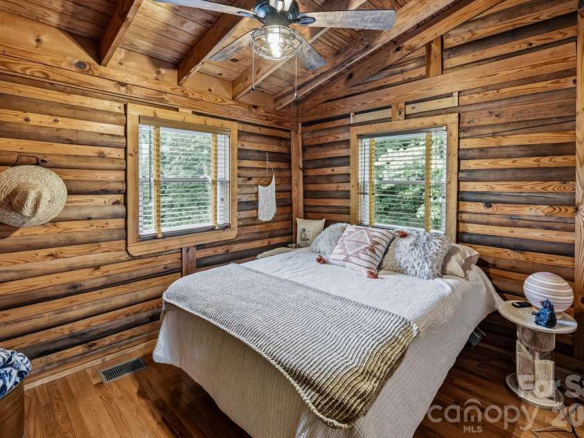 118 Rock Point Road, Lake Lure, NC 28746.  MLS# CAR4365667, YatesRealty ID 16303. 