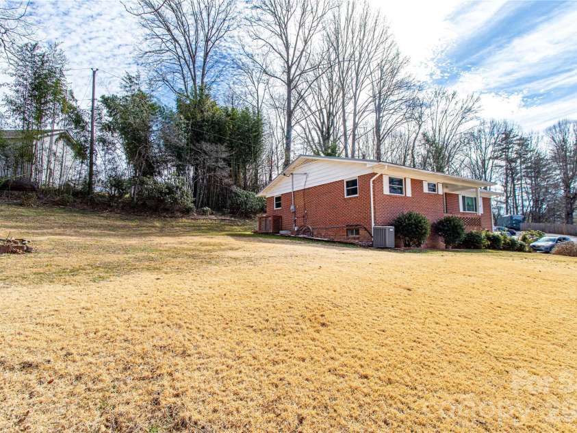 356 Pleasant Hill Drive, Brevard, NC 28712.  MLS# CAR4354841, YatesRealty ID 16304. 