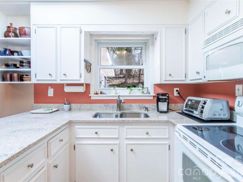 356 Pleasant Hill Drive, Brevard, NC 28712.  MLS# CAR4354841, YatesRealty ID 16304. 