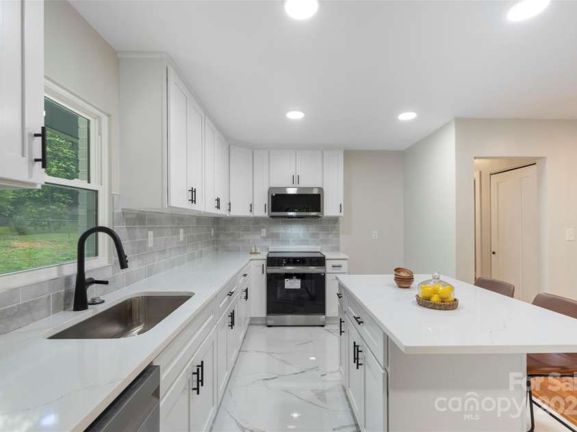 3900 Colebrook Road, Charlotte, NC 28215.  MLS# CAR4264094, YatesRealty ID 16305. 