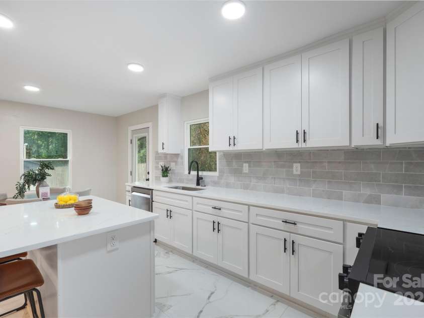 3900 Colebrook Road, Charlotte, NC 28215.  MLS# CAR4264094, YatesRealty ID 16305. 