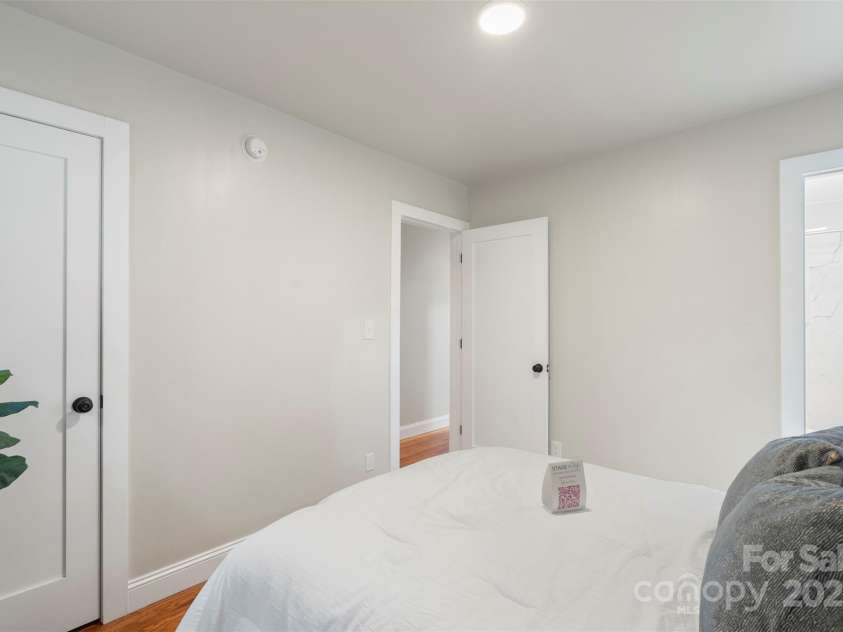 3900 Colebrook Road, Charlotte, NC 28215.  MLS# CAR4264094, YatesRealty ID 16305. 