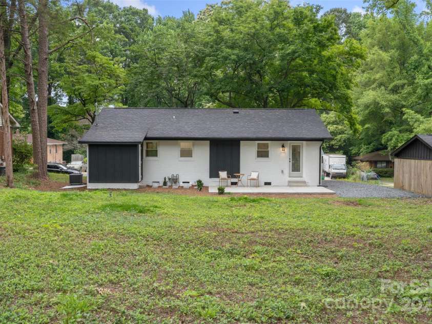 3900 Colebrook Road, Charlotte, NC 28215.  MLS# CAR4264094, YatesRealty ID 16305. 