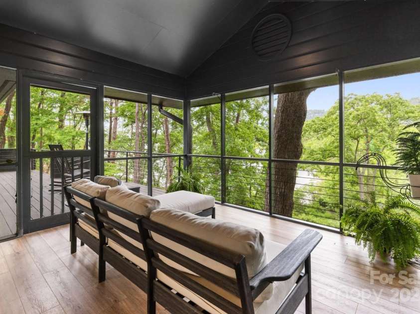 181 Lakeshore Drive, Asheville, NC 28804.  MLS# CAR4255277, YatesRealty ID 16306. 