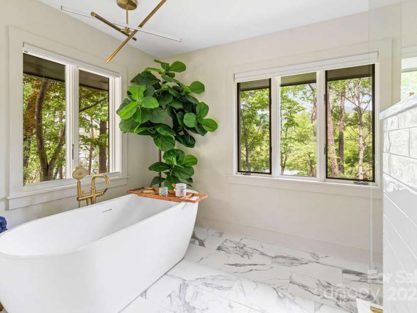 181 Lakeshore Drive, Asheville, NC 28804.  MLS# CAR4255277, YatesRealty ID 16306. 