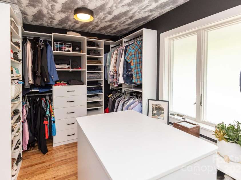 181 Lakeshore Drive, Asheville, NC 28804.  MLS# CAR4255277, YatesRealty ID 16306. 