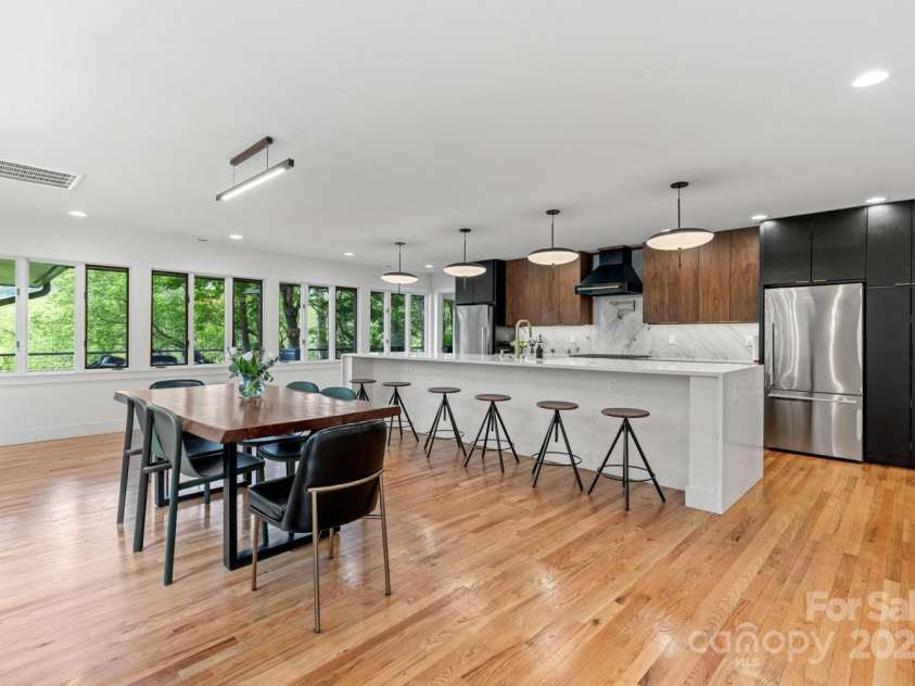 181 Lakeshore Drive, Asheville, NC 28804.  MLS# CAR4255277, YatesRealty ID 16306. 