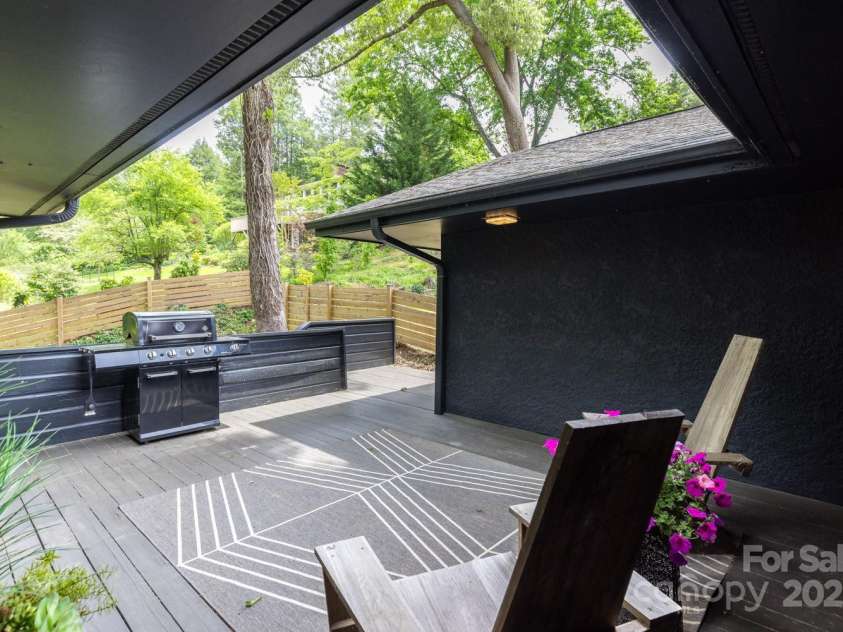 181 Lakeshore Drive, Asheville, NC 28804.  MLS# CAR4255277, YatesRealty ID 16306. 