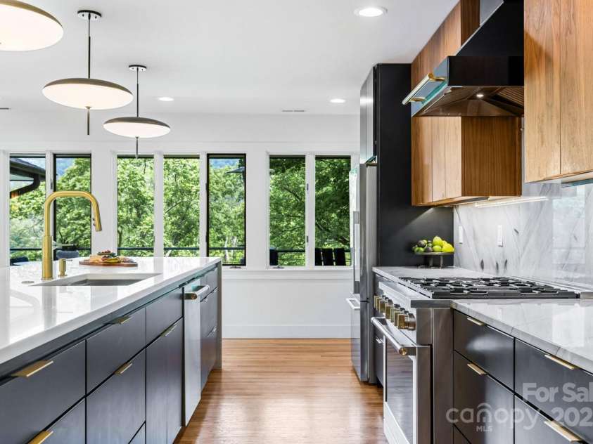 181 Lakeshore Drive, Asheville, NC 28804.  MLS# CAR4255277, YatesRealty ID 16306. 