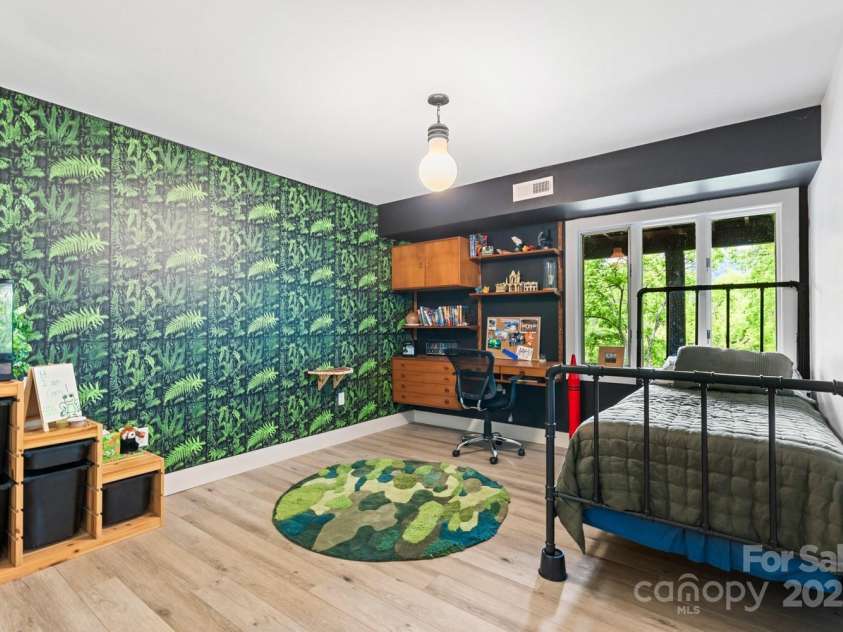 181 Lakeshore Drive, Asheville, NC 28804.  MLS# CAR4255277, YatesRealty ID 16306. 