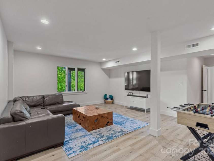 181 Lakeshore Drive, Asheville, NC 28804.  MLS# CAR4255277, YatesRealty ID 16306. 