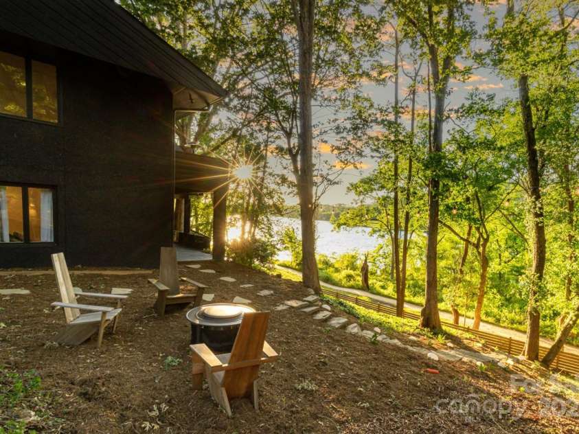 181 Lakeshore Drive, Asheville, NC 28804.  MLS# CAR4255277, YatesRealty ID 16306. 