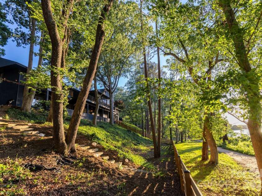 181 Lakeshore Drive, Asheville, NC 28804.  MLS# CAR4255277, YatesRealty ID 16306. 