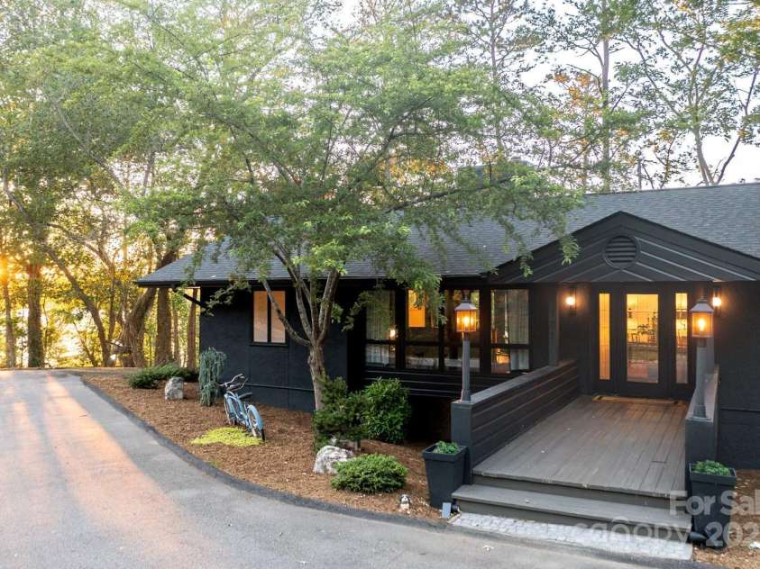 181 Lakeshore Drive, Asheville, NC 28804.  MLS# CAR4255277, YatesRealty ID 16306. 