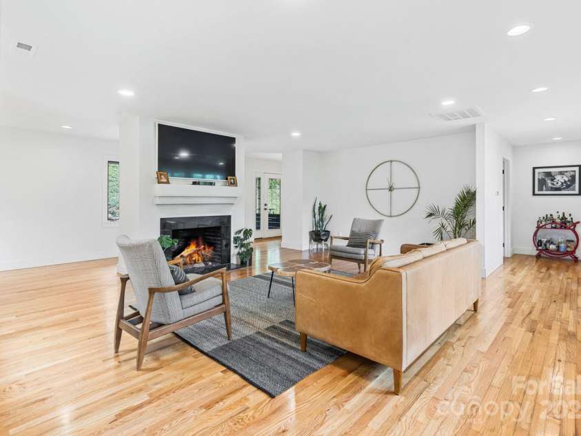 181 Lakeshore Drive, Asheville, NC 28804.  MLS# CAR4255277, YatesRealty ID 16306. 