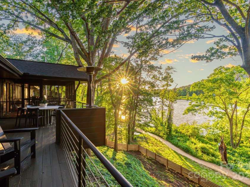 181 Lakeshore Drive, Asheville, NC 28804.  MLS# CAR4255277, YatesRealty ID 16306. Fish, sit and sip your days away lakeside.