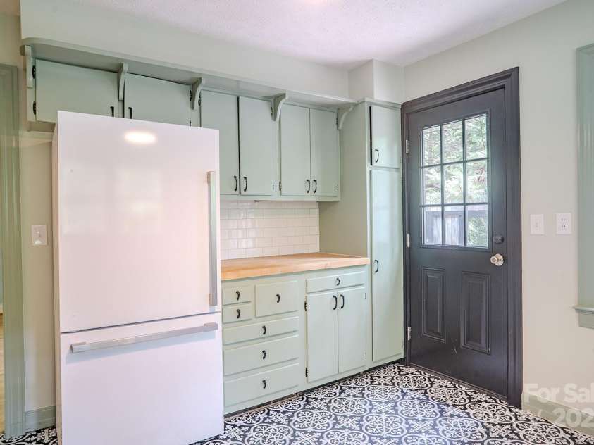 2512 Little River Road, Hendersonville, NC 28739.  MLS# CAR4253798, YatesRealty ID 16308. 