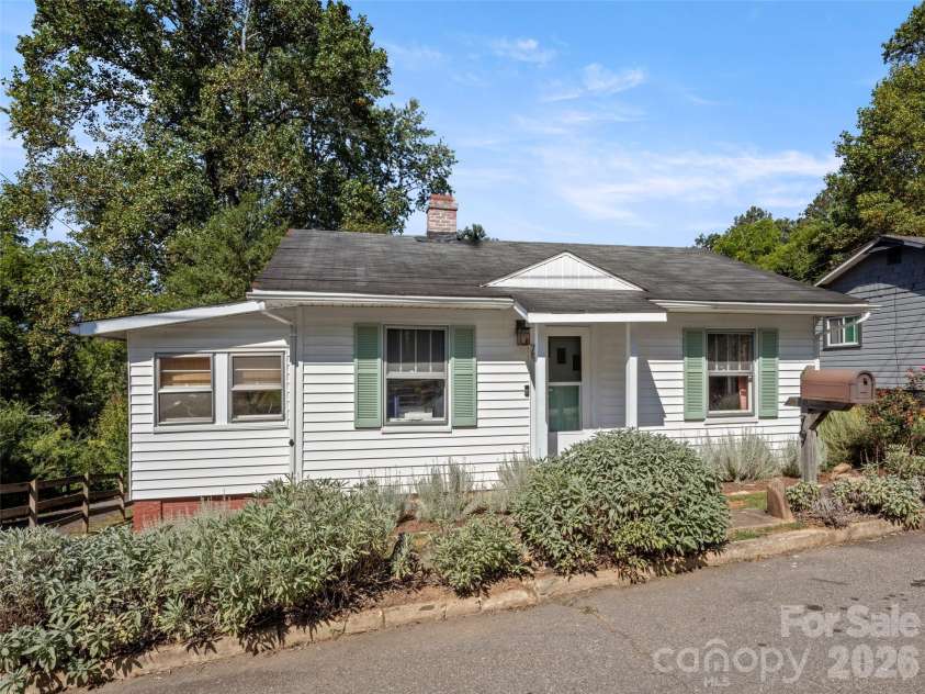 79 Craig Circle, Asheville, NC 28805.  MLS# CAR4352490, YatesRealty ID 16309. 